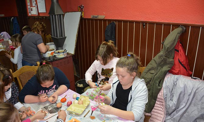 Tojásfestési műhelymunkát tartottak a Hagyományápolók Klubjában